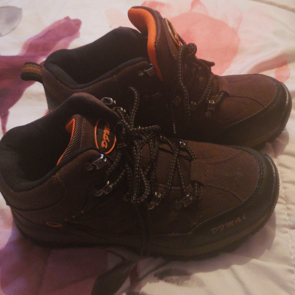 Safety boots